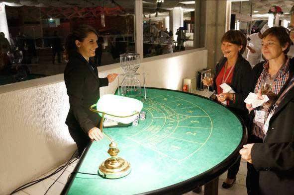 Cabaret ambiance prohibition Paris