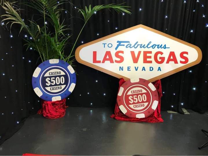 Création dun décors Casino  Las Vegas pour #TPMP !Machines à sous, table de jeu roulette, panne (1)