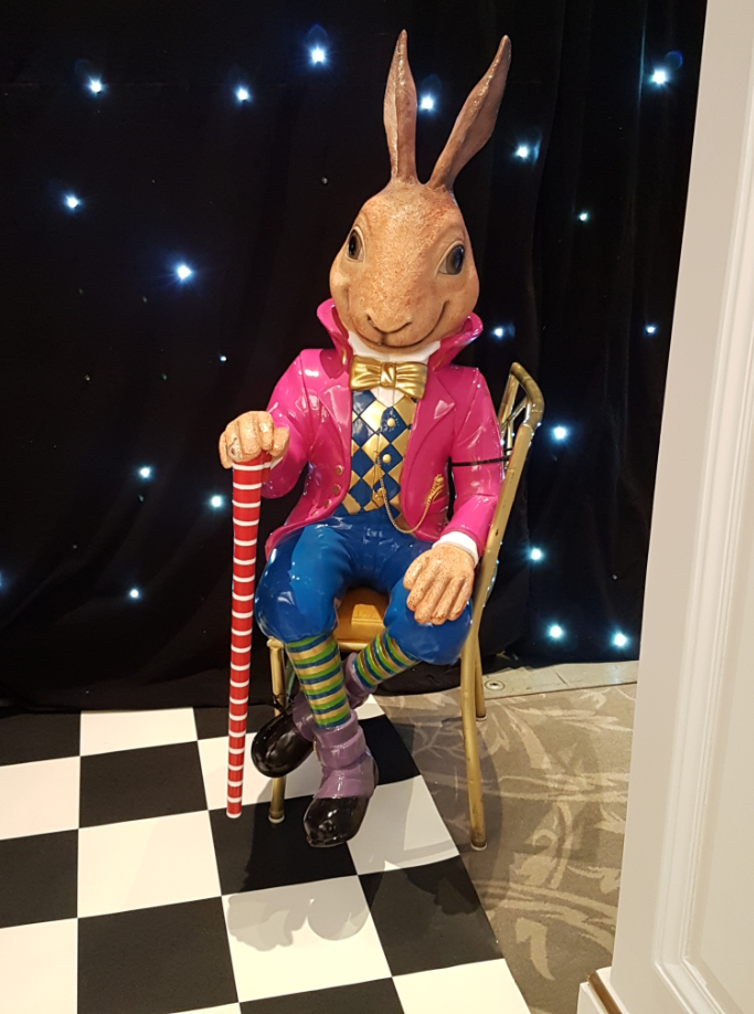 location lapin assis resine decors alice pays mreveilles ids animations